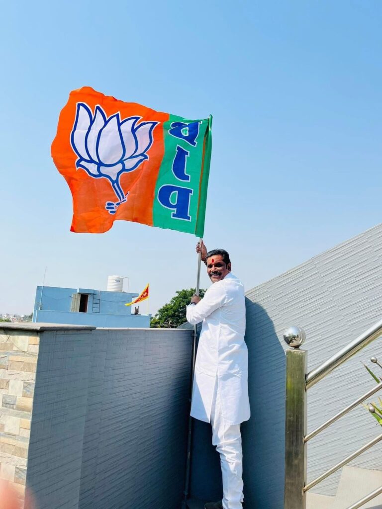 भाजपा का 47वां स्थापना दिवस: संजू नारायण सिंह ठाकुर के निवास पर फहराया पार्टी का ध्वज