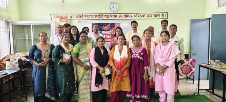 विश्व मानवाधिकार परिषद द्वारा शासकीय पूर्व माध्यमिक शाला चरोदा में शिक्षण सामग्री का वितरण