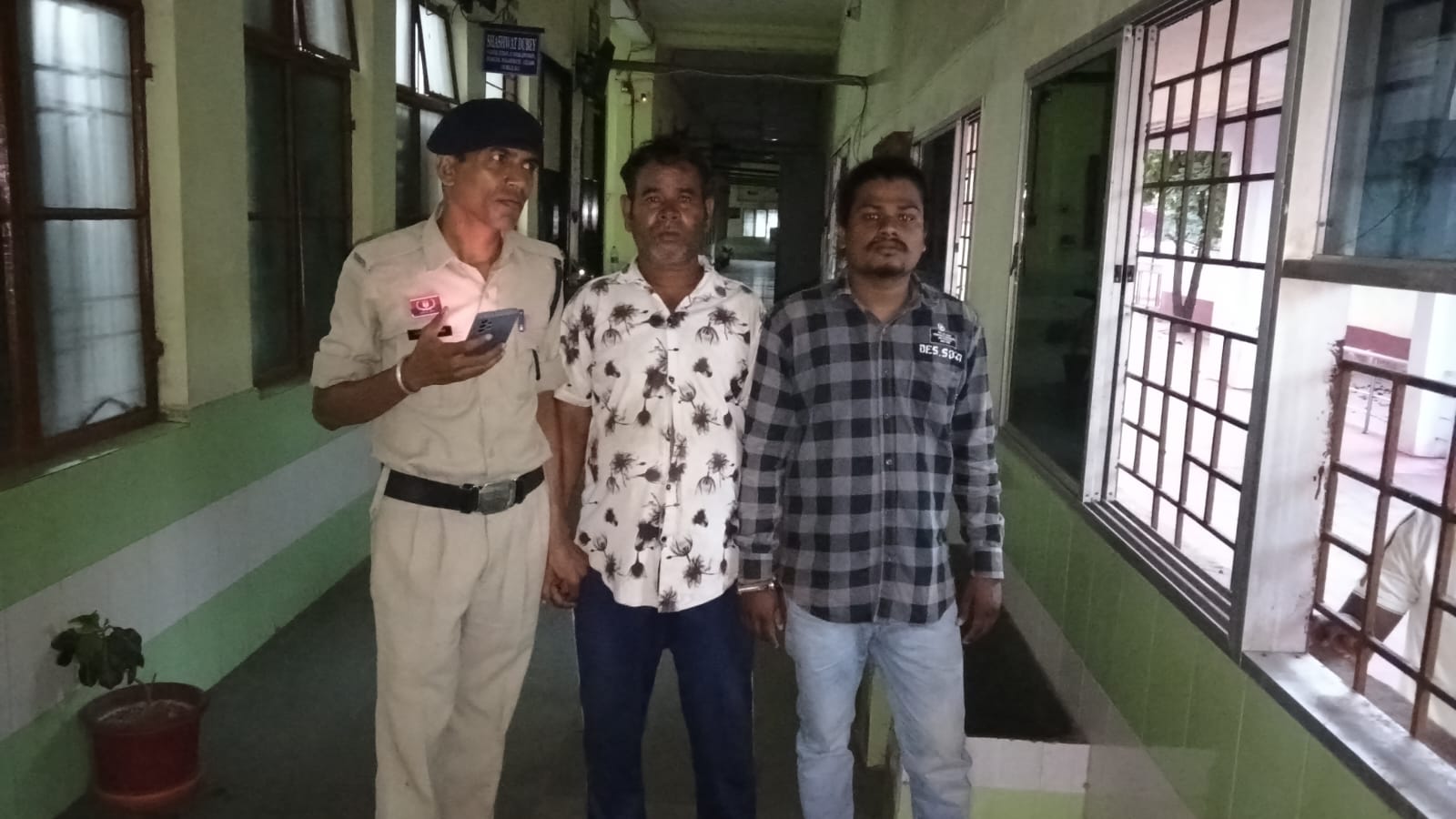 पदमनाभपुर पुलिस की त्वरित कार्रवाई: धनोरा में दूध विक्रेता से सोने का लॉकेट झपटने वाले दो शातिर आरोपी गिरफ्तार
