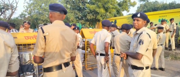 कलेक्टर दर पर मानदेय की मांग: दुर्ग में स्कूल सफाई कर्मचारियों का चक्काजाम, मंत्री निवास घेराव की कोशिश नाकाम