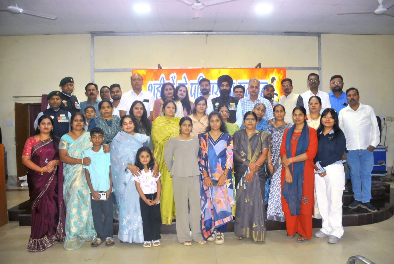 भिलाई के प्रगति भवन में आयोजित सम्मान समारोह में जब देश के लिए अपने प्राण न्योछावर करने वाले शहीदों की गाथाएं गूंजीं, तो वहां मौजूद हर आंख नम हो गई।  अश्रुपूरित नयनों से वीरों को नमन: भिलाई में शहीद